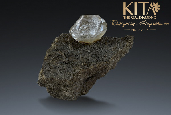 kim cương tự nhiên là gì